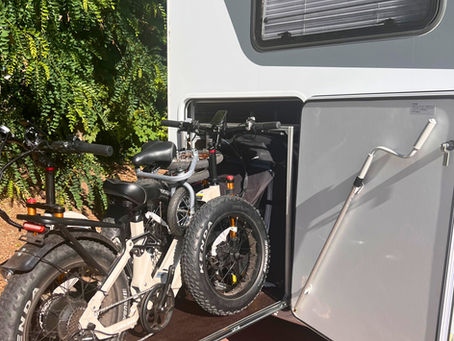 Fahrräder auf Vollauszug eines Regalsystems in der Wohnmobil-Heckgarage