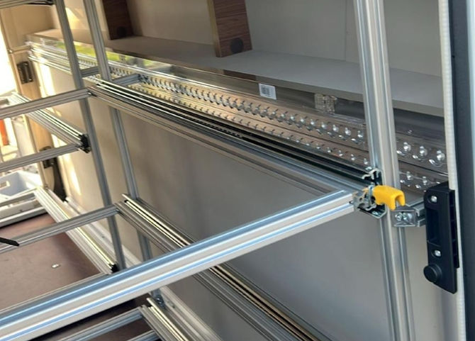 Heckgaragen-Ausbau im KNAUS Wohnmobil mit Regalsystem und vier Vollauszüge – flexible Nutzung ohne Euroboxen.