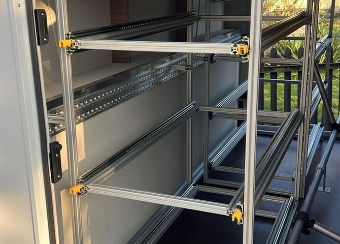 Individuelle Stauraumlösung für die Heckgarage im KNAUS Wohnmobil: maßgefertigtes Regalsystem mit drei stabilen Vollauszügen und Euroboxen.