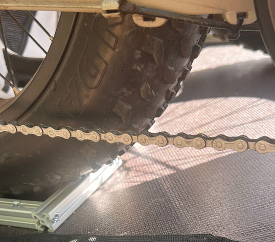 Detailansicht eines Fahrrads auf dem Vollauszug für die Wohnmobil-Heckgarage