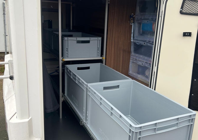 Individueller Einbau eines Regalsystems in der Garage eines EURA MOBIL Wohnmobils