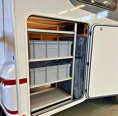 Wohnmobil Regal mit vier Auszügen für die Heckgarage