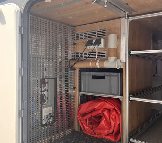 Individuelle Stauraumlösung neben dem Regalsystem in der Heckgarage des Woelcke Autark Runner XL