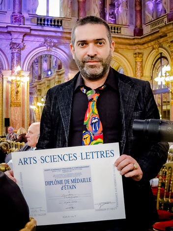 Recebendo a condecoração da Academia de Artes, Ciências e Letras da França - Paris 08/06/2013 -