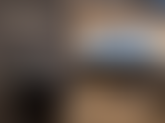 Ambiente moderno e bem iluminado do escritório da Monte Bravo, com mesas de trabalho e uma vitrine exibindo um troféu.