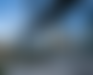 Fachada de prédio corporativo moderno com painéis de vidro refletivos, exibindo a logo da CVM e a inscrição “Comissão de Valores Mobiliários” de forma institucional e elegante, em ambiente urbano que transmite autoridade, credibilidade e solidez regulatória.