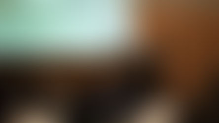 Imagem de uma apresentação em evento, com um palestrante utilizando um microfone apontando para um gráfico na tela.