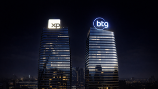 Imagem noturna de dois prédios com as logomarcas iluminadas de XP e BTG nas fachadas, destacando a cidade ao fundo.