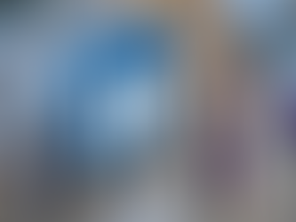 Ambiente corporativo moderno com grande símbolo do LinkedIn em destaque no centro, cercado por seis pessoas em pé, em meio a elementos visuais tecnológicos e painéis transparentes.