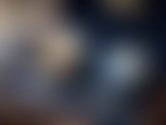 Imagem de um estojo elegante exibindo dois pins de certificações da ANBIMA: “C-Pro I – Investimento” em tom dourado e “C-Pro R – Relacionamento” em tom azul. Ambos estão organizados lado a lado sobre um revestimento interno escuro, com etiquetas identificando cada certificação, transmitindo uma ideia de reconhecimento profissional no mercado financeiro.