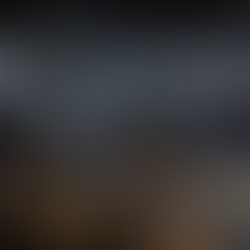 Sala de reunião com mesa e cadeiras em primeiro plano; ao fundo, vidro com o logo e o nome ‘NØRD Wealth’ em destaque.