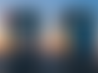 Duas torres corporativas espelhadas ao pôr do sol, com os logos “unifinance” (à esquerda) e “azimut” (à direita), sobre a skyline de uma cidade ao fundo.