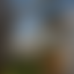 Fachada de edifício corporativo com exterior envidraçado e entrada moderna. À esquerda, um totem preto exibe o nome “APEX Empresarial” na vertical e os números 345 e 335. Acima da porta principal, o letreiro “APEX Empresarial” aparece em destaque, com reflexos de prédios e do céu nas janelas.