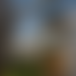 Fachada de edifício corporativo com exterior envidraçado e entrada moderna. À esquerda, um totem preto exibe o nome “APEX Empresarial” na vertical e os números 345 e 335. Acima da porta principal, o letreiro “APEX Empresarial” aparece em destaque, com reflexos de prédios e do céu nas janelas.