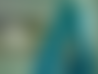 Recepção moderna com a marca ‘Ancord’ em relevo na parede cinza e uma grande estrutura azul em formato de ‘A’ em primeiro plano, atrás de um vidro.