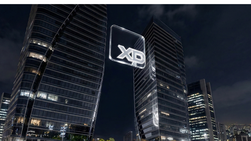 Fachada de prédios altos à noite, com letreiro iluminado ‘XP’ em destaque e skyline urbano ao fundo.