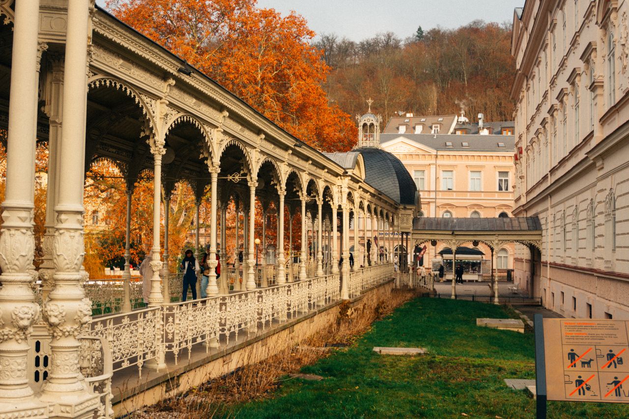 Karlovy Vary za jeden den: prameny, kolonády a výlety do okolí