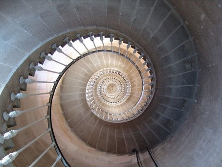 Co to takiego spirala zadłużenia i kiedy należy zacząć się martwić?