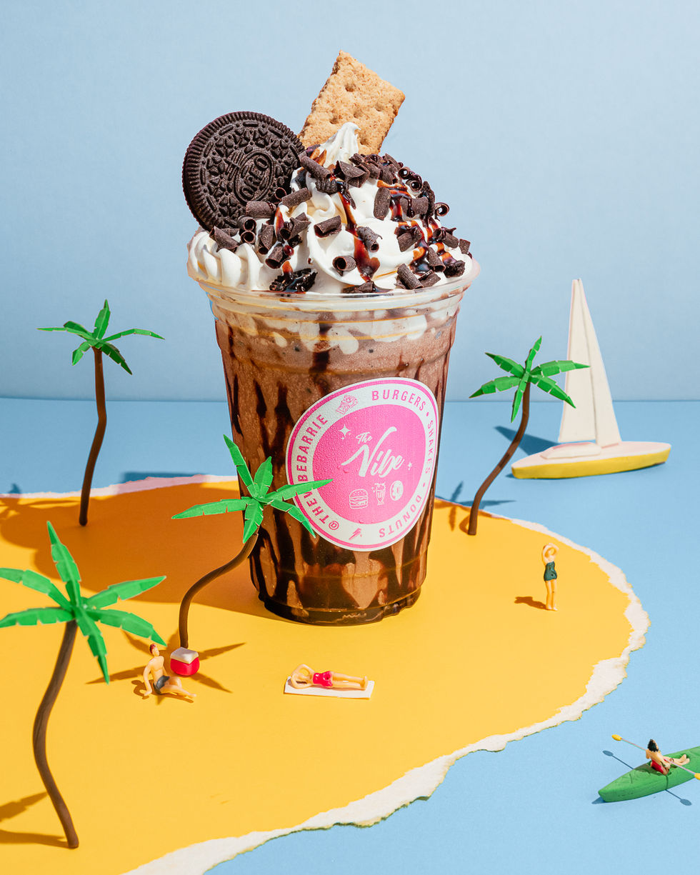 A beach-themed miniature set featuring a milkshake as the centerpiece, exuding summer vibes and a relaxing coastal atmosphere