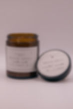 Handgemachte Duftkerze Winter Spices in einem minimalistischen Glasdesign mit cremefarbenem Label neutraler Hintergrund offen