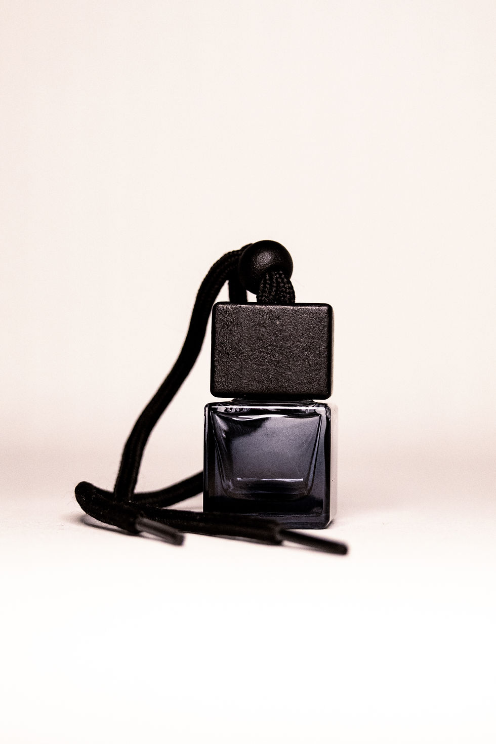 Miniaturbild: kleiner viereckiger schwarzer Glasflakon mit Holzdeckel und Schnur zur Aufhängung, Autoduft