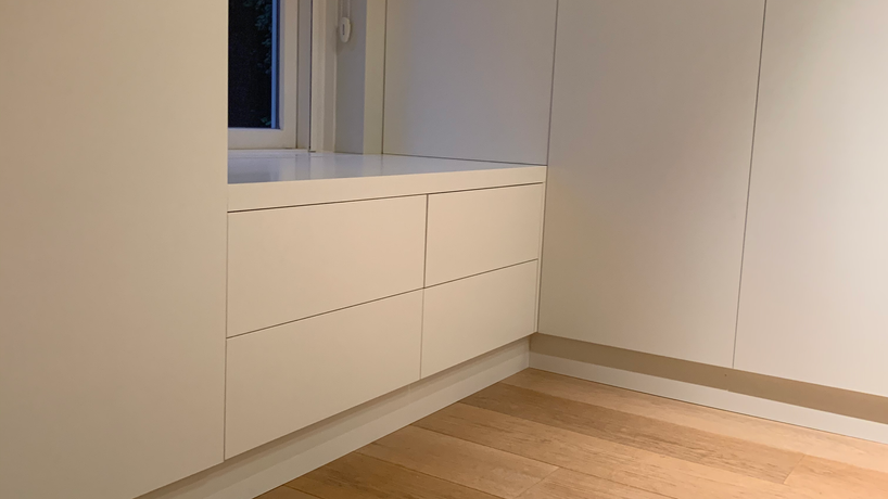 Interieurbouw inloopkast modern kasten op maat meubelmaker