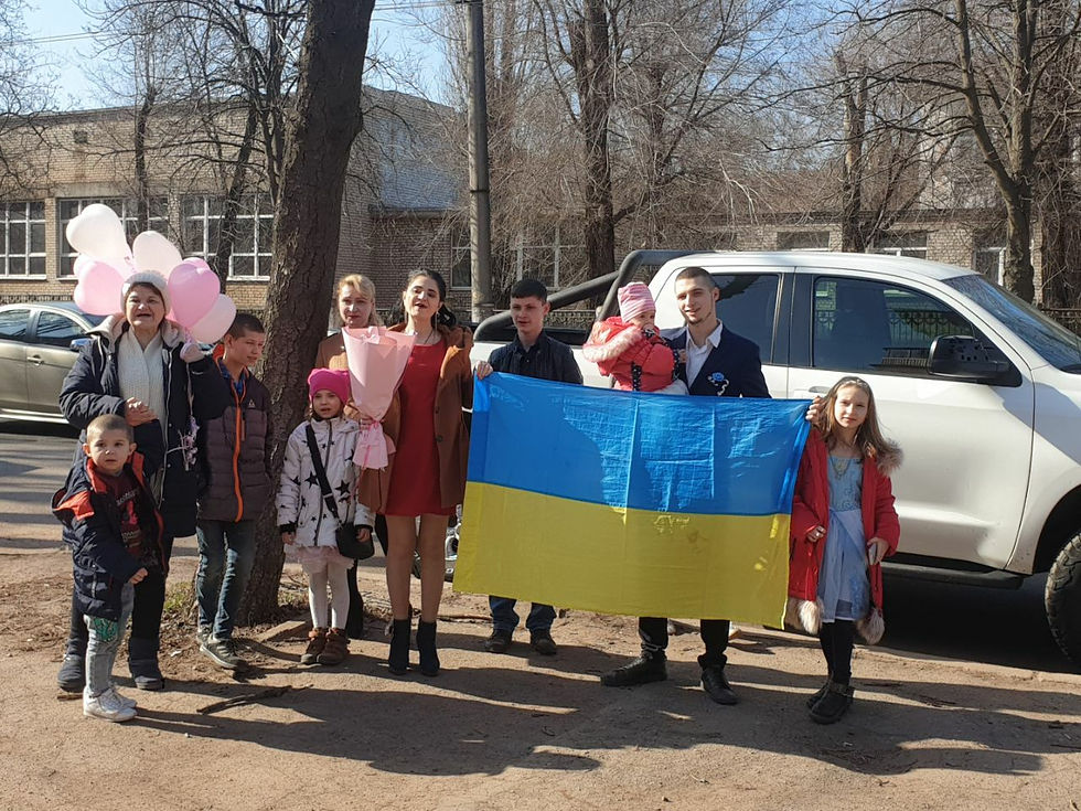 ukrainian families evacuating, ukrainian flag, balloons