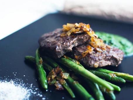 Carne com cebolas caramelizadas e molho de chimichurri