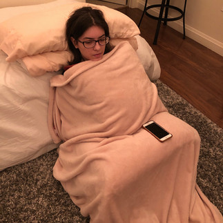 Emma durante su primer “ataque respiratorio” sentada lo más quieta posible en el suelo con una almohada sosteniendo su cabeza.