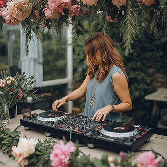 lucid-origin_crée_moi_une_image_de_dj_set_avec_un_plan_rapproché_sur_les_mains_et_un_petit