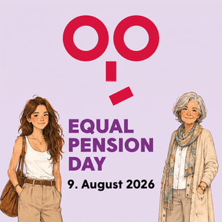 Ein quadratisches, hellviolettes Werbeplakat. Oben ein großes, rotes, abstraktes Smiley-Symbol aus Ringen und Balken. Der Text darunter lautet groß in Violett: 'EQUAL PENSION DAY', und direkt darunter: '9. August 2026'. Auf der linken Seite steht eine illustrierte junge Frau in beiger Kleidung mit einer braunen Umhängetasche. Auf der rechten Seite steht eine lächelnde ältere Frau mit grauem Haar, beigem Pullover und einem gemusterten Schal. Beide Frauen blicken nach vorne.