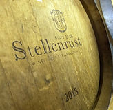 Großes Holzfass mit dem Schriftzug Stellenrust und dem Jahrgang 2018.