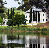 Weingutsgebäude von Hamilton Russell an einem ruhigen See im Hemel-en-Aarde Valley.