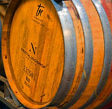 Große Weinfässer aus Holz im Fasskeller von Neethlingshof in Stellenbosch.
