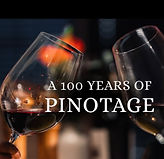 Zwei Gläser Pinotage mit dem Schriftzug „A 100 Years of Pinotage“ bei Beyerskloof in Stellenbosch.