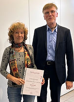 Silvia Kraft und Hans Kopp bei der Überreichung der Urkunde für 25 Jahre Singen im Chor