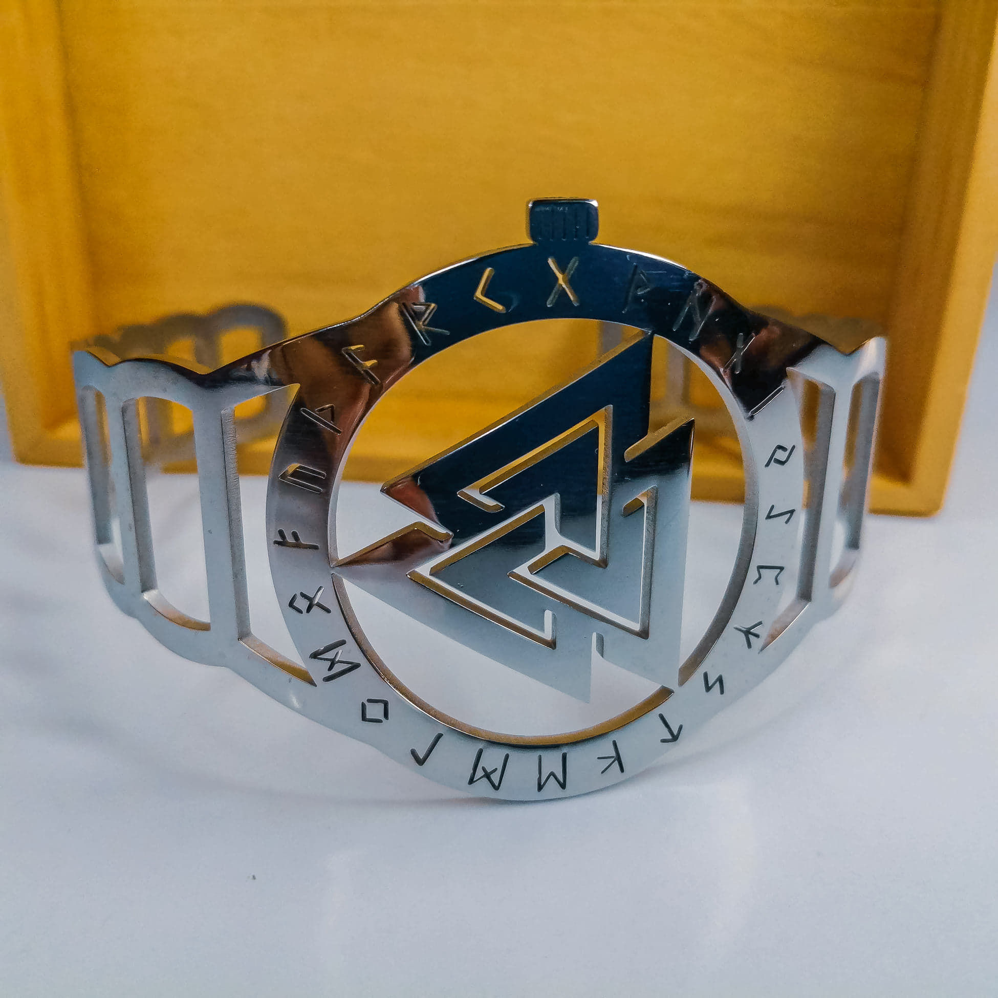 Brazalete Valknut con runas