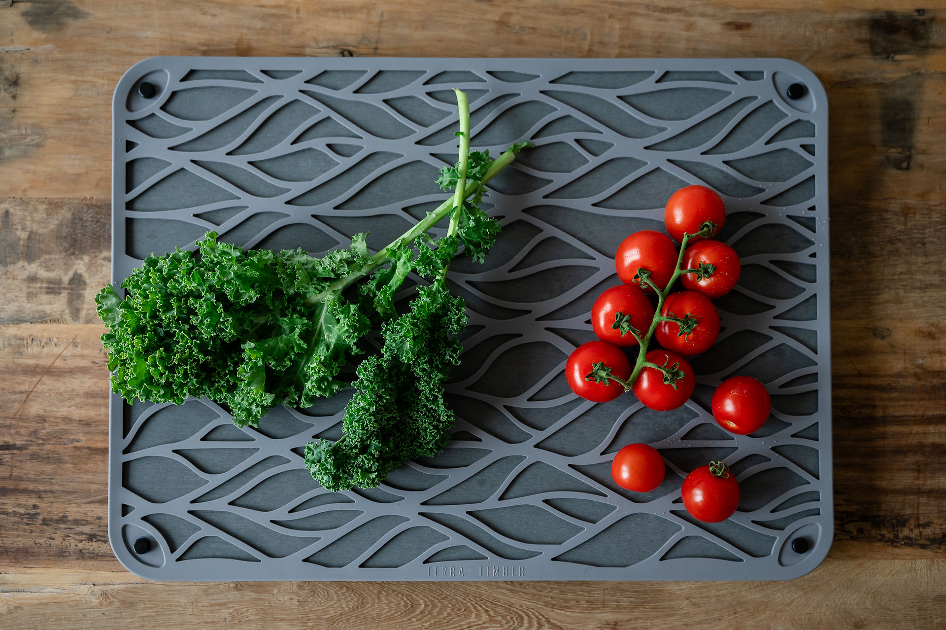A drying mat with vegetables on it. 