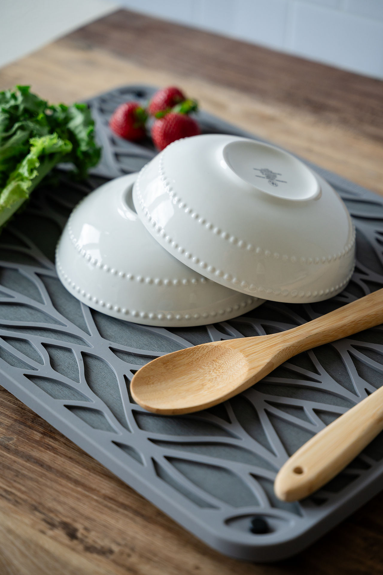 Tableware on a drying mat. 