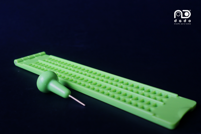 Imagen de pizarra pequeña con punzón