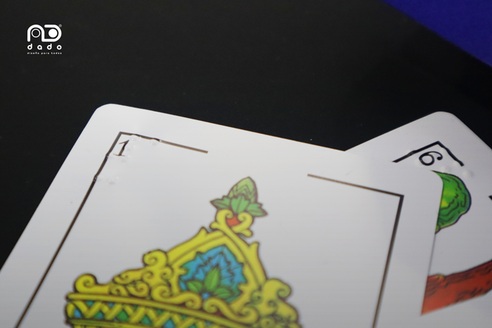 Imagen detalle del braille en las cartas de la bataja española