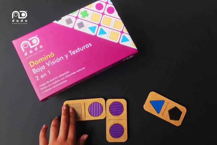 Se muestra imagen de una persona usando el dómino de texturas.