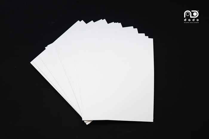 Se muestra imagen de las hojas de papel bristol, ideal para repujado braille