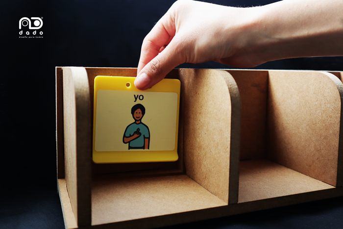 Imagen persona usando la caja modular con pictogramas de comunicación