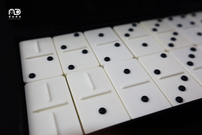 Imagen detalle fichas del dominó convencional en altorelieve