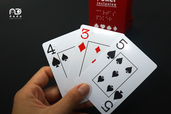 Imagen persona con discapacidad visual jugando el juego poker