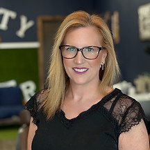 Master female barber at Minty Barber Frisco with years of experience in clipper cuts and long hair styling, perfect for professionals working at Liberty Mutual and The Star development. Kim was at Scissors and Scotch, and she continues to showcase her skills and talents as to why she is one of the top barbers in Frisco