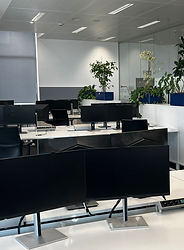 Büroarbeitsplätze mit Monitoren und technischer Ausstattung