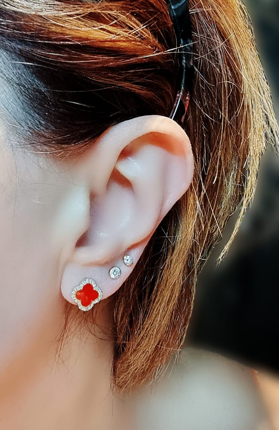 Brinco tipo Van Cleef flor pequena esmalte granada