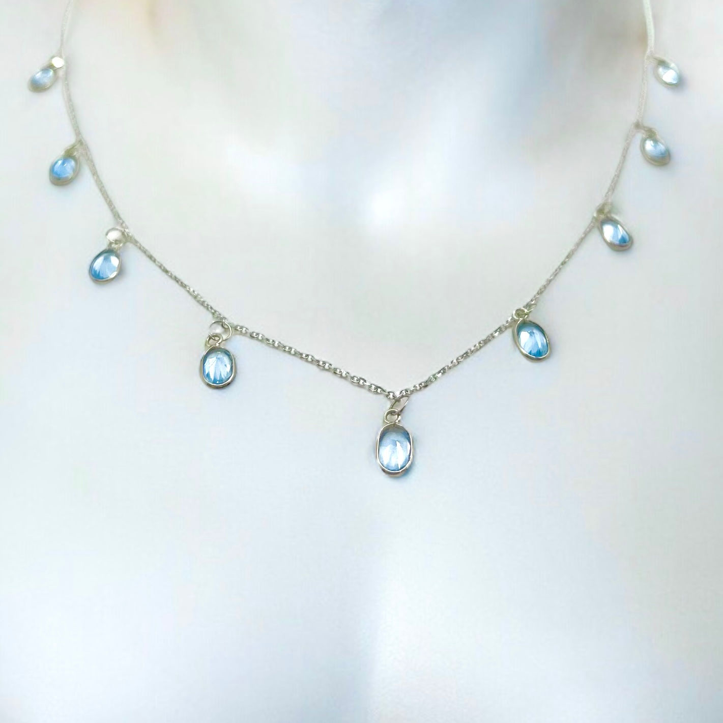 Colar com zircônia oval topázio azul